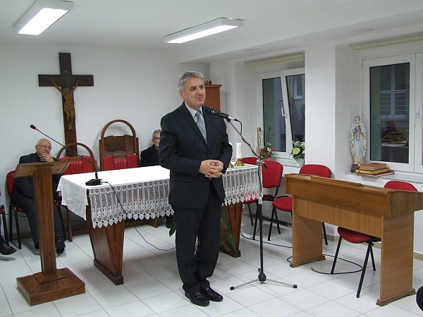 Predseda Správnej rady ÚPN Ondrej Krajňák počas príhovoru prítomným klerikom a politickým väzňom v Nimnici.
