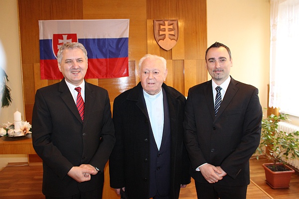 Ocenený Don Jozef Hrdý SDB s predsedom Správnej rady ÚPN a primátorom Šaštína.