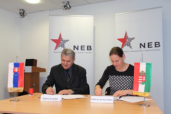 Predseda Správnej rady ÚPN Ondrej Krajňák a riaditeľka NEB Réka Földváryné Kiss pri podpise Memoranda o spolupráci.