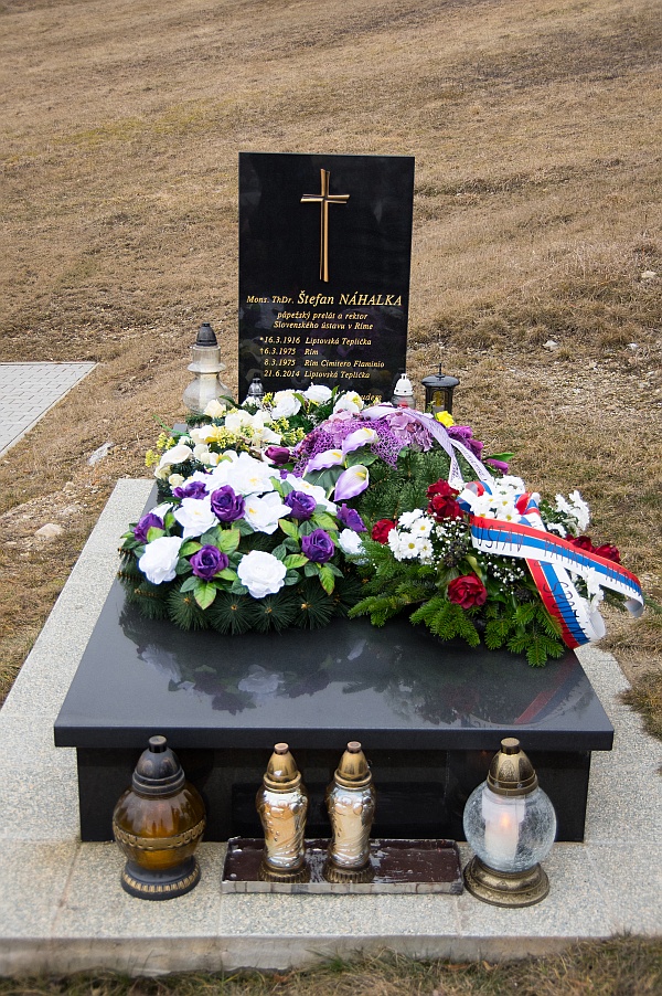 Pomník Mons. Nahálku na miestnom cintoríne.