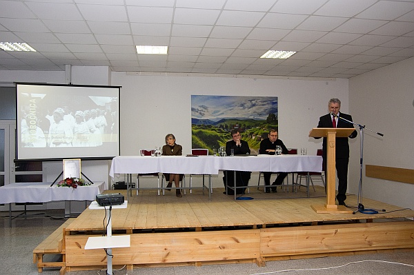 Predseda SpR ÚPN počas príhovoru v miestnom kultúrnom dome.