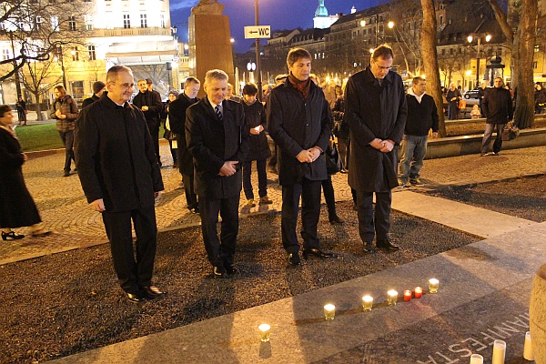 Poklona pri pamätníku Sviečkovej manifestácie.