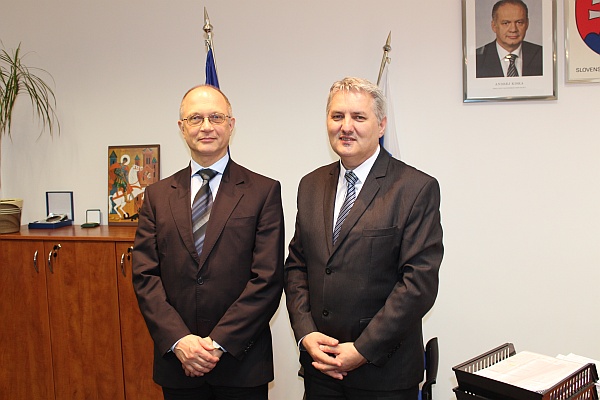 Ruský radca a vyslanec Andrej Šabanov a predseda Správnej rady ÚPN Ondrej Krajňák.