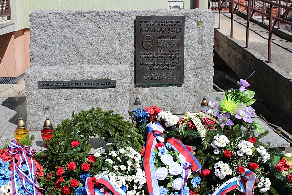 Pomník zavraždeným Slovákom a obetiam vojny.