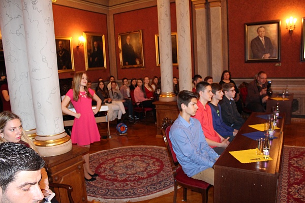 Oficiálny program svojou prítomnosťou a umeleckými vstupmi obohatili prítomní študenti - zástupcovia mladej generácie.