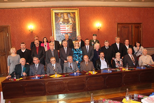 Záverečná skupinová foto ocenených aj zástupcov prítomných inštitúcií a samospráv.
