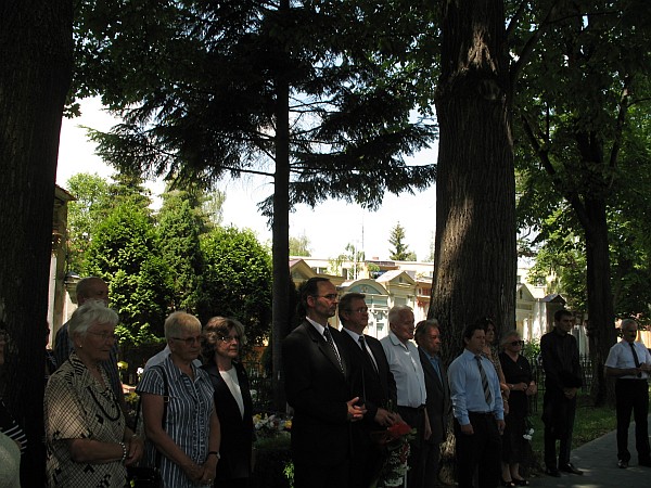 Účastníci pietnej spomienky na historickom cintoríne v Kežmarku.