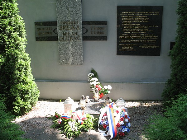 Pamätník usmrtených na hraniciach v rokoch 1948 - 1989 a pomník Milana Dlubača a Ondreja Brejku.