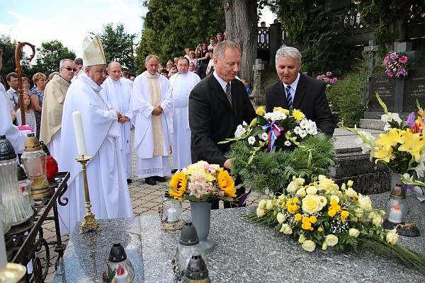 Kladenie vencov na hrob biskupa Jána Vojtaššáka.