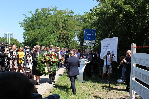 Splnomocnenkyňa pre dokumenty Stasi pani Birgit Neumann-Becker a riaditeľ Územnej centrály pre politické vzdelávanie pán Maik Reichel v čase kladenia vencov.