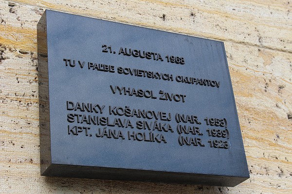 Pamätná tabuľa pred UK v Bratislave,  venovaná zastreleným obetiam z augusta 1968.