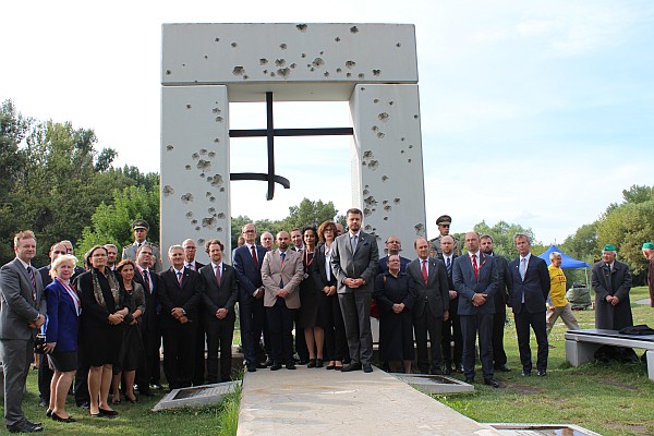 Spoločná fotografia ministrov spravodlivosti a zástupcov pamäťových inštitúcii z krajín východnej a strednej Európy pred Bránou slobody.