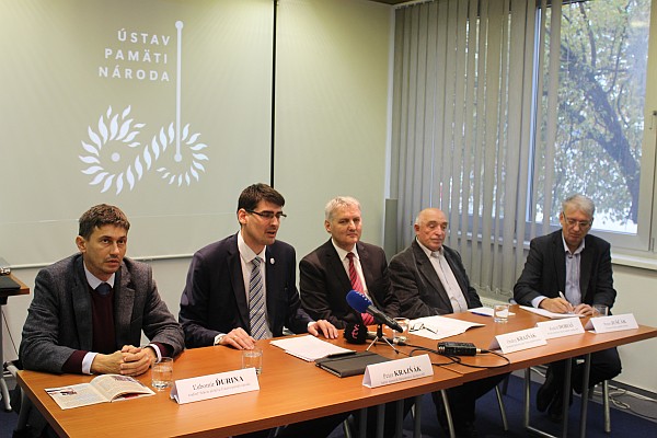 Tlačová konferencia ÚPN, zľava Ľubomír Ďurina, riaditeľ sekcie archívu, Peter Krajňák, štátny tajomník ministerstva školstva, Ondrej Krajňák, predseda Správnej rady ÚPN. Rudolf Dobiáš, spisovateľ a politický väzeň, Peter Juščák, hovorca ÚPN.