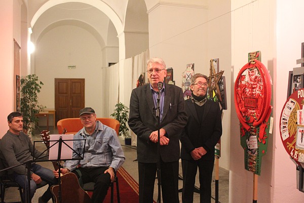 Hovorca ÚPN Peter Juščák s autorom Mikolom Bilartom pri otváraní výstavy