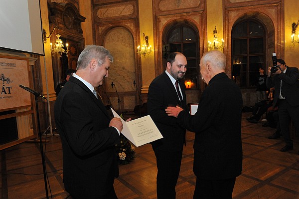 Odovzdávanie ocenenia Zdeňkom Hazdrom, riaditeľom USTR a Ondrejom Krajňákom, predsedom SpR ÚPN.