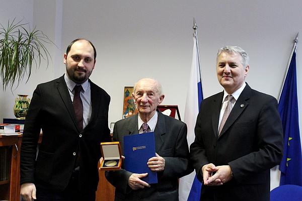 Ocenený Martin Janec s riaditeľom Ústavu pro studium totalitních režimů Zdeňkom Hazdrom (vľavo) a predsedom Správnej rady ÚPN Ondrejom Krajňákom.