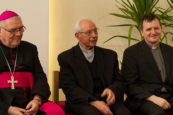 Ocenenie pre Jozefa Strečanského prevzal slovenský provinciál saleziánov Jozef Ižold (vpravo). Na slávnosti sa zúčastnil aj biskup Tomáš Galis (vľavo), v strede ocenený Ján Tocký.