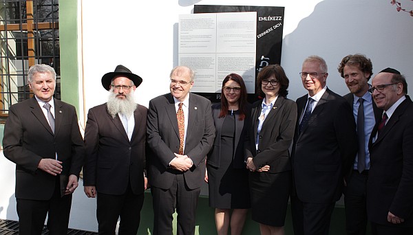 Zľava predseda správnej rady Ústavu pamäti národa O. Krajňák, bratislavský rabín B. Myers, rakúsky minister spravodlivosti W. Brandstetter, konzulka Veľvyslanectva štátu Izrael A. Gershon, ministerka spravodlivosti L. Žitňanská, maďarský minister spravodlivosti L. Trócsányi, rakúsky veľvyslanec na Slovensku H. Carl a huslista a hudobník J. M. Händler.