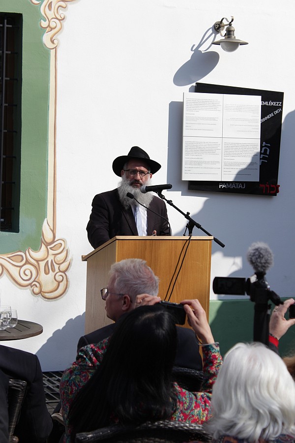 Modlitbu kadish za obete predniesol bratislavský rabín Baruch Myers.
