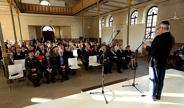 Predseda Ústredného zväzu židovských náboženských obcí Igor Rintel pred pietnym zhromaždením.