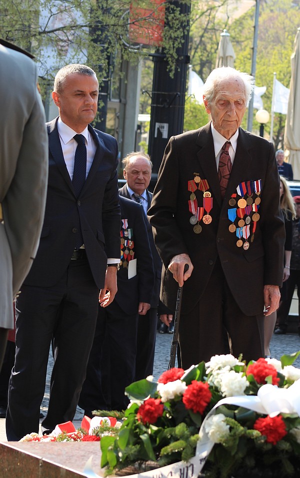 Pietnej spomienky sa zúčastnili aj veteráni odboja.