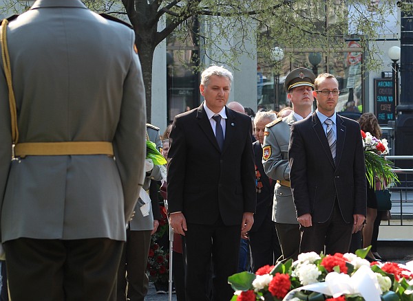 Úctu padlým pri oslobodzovaní Bratislavy vzdal aj predseda Správnej rady Ústavu pamäti národa Ondrej Krajňák (vľavo).