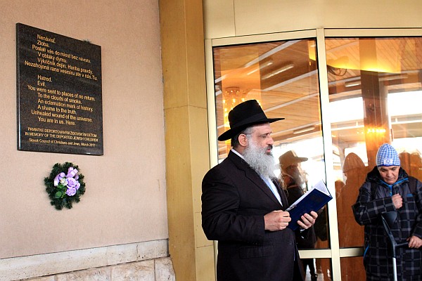 Modlitbu za obete predniesol bratislavský rabín Baruch Myers.