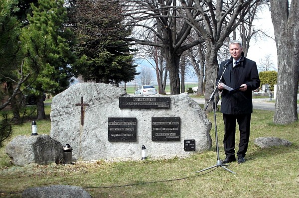 Predseda Správnej rady ÚPN Ondrej Krajňák počas pietnej spomienky pri pamätníku obetiam komunizmu na cintoríne v Poprade - Veľkej pripomenul nezmyselné množstvo obetí režimu.