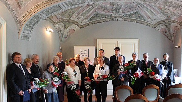 Veteráni a účastníci protikomunistického odboja z Prešovského kraja po slávnostnom prevzatí dekrétov. 