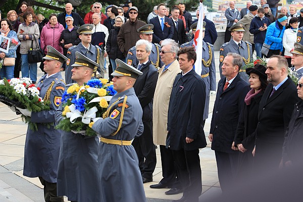 Úctu padlým vojakom vzdali položením vencov aj zástupcovia Ústavu pamäti národa (vľavo).