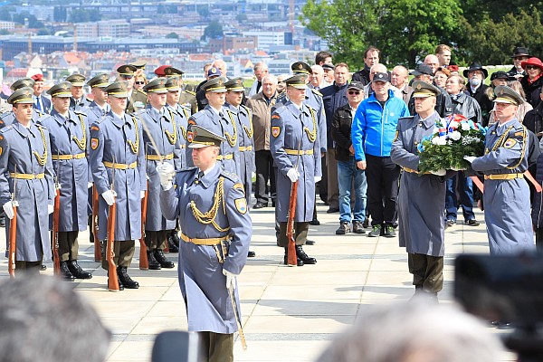 Pietne podujatie pri pamätníku Slavín pripomenulo 72. výročie konca druhej svetovej svetovej vojny, ktorá sa v Európe oficiálne skončila 8. mája 1945.