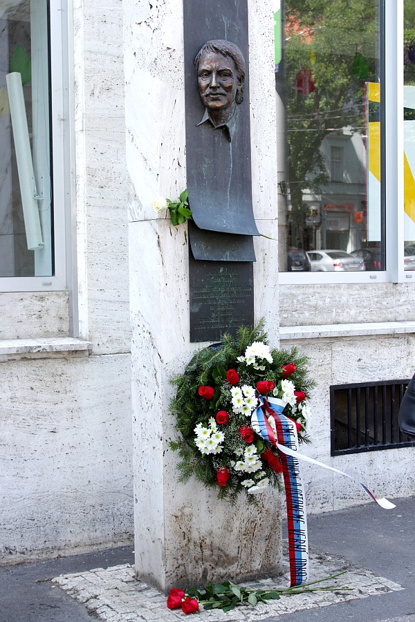 Pamätník venovaný Jánovi Langošovi na Námestí SNP v Bratislave.
