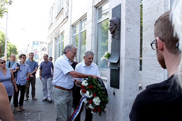 Veniec k pamätníku Jána Langoša položili za pracovníkov Ústavu pamäti národa predseda Správnej rady ÚPN Ondrej Krajňák a hovorca Peter Juščák.