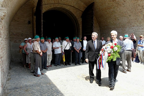 Predseda Správnej rady ÚPN Ondrej Krajňák prejavil úctu pamiatke takzvaných pétépákov aj položením venca k pamätnej tabuli v bývalom tábore nútených prác. 