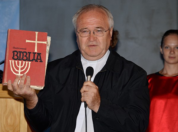 Ocenený salezián Štefan Turanský drží Ilustrovanú Bibliu pre mladých, ktorá bola zostavená v srbskej Vojvodine a odtiaľ ju mladí farníci posielali do Československa.