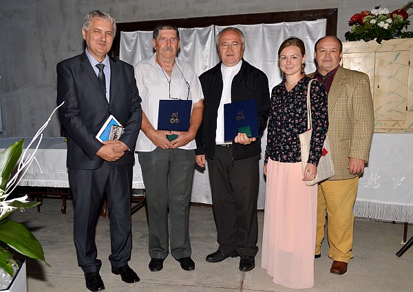 Ocenený salezián Štefan Turanský a Ján Zolárek, synovec oceneného kňaza Michala Zoláreka, so zástupcami Ústavu pamäti národa. Vpravo spoluorganizátor podujatia Michal Kaňa. 