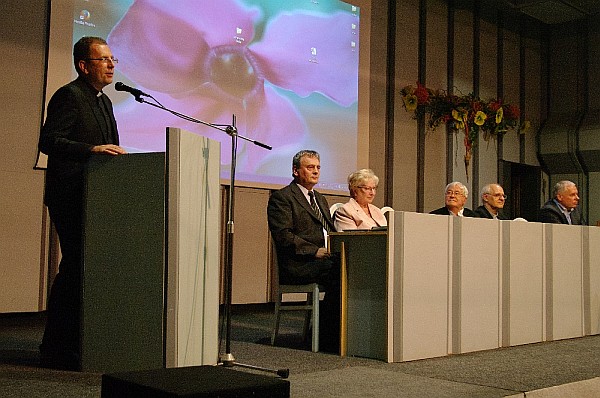 Vľavo správca Farnosti Kráľovnej pokoja Miroslav Gira, ktorému bol Bartolomej Urbanec spirituálom počas štúdia v spišskom seminári, a Pavol Hric (druhý zľava), ktorý sa podieľal na zostavení publikácie a inicioval slávnostné stretnutie.