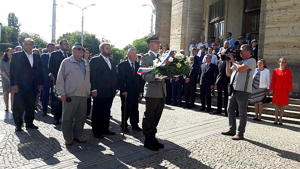 Zástupcovia Konfederácie politických väzňov, ktorá pietnu spomienku organizovala spolu s Univerzitou Komenského. V strede predseda KPVS Peter Sandtner.