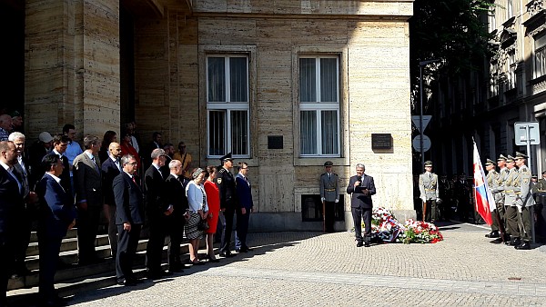 Predseda Správnej rady ÚPN Ondrej Krajňák pri príhovore počas pietnej spomienky.