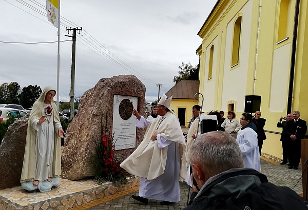 Pamätnú tabuľu Štefanovi Polákovi posvätil trnavský arcibiskup Ján Orosch.