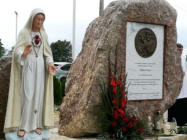 Pamätná tabuľa kňazovi Štefanovi Polákovi. 