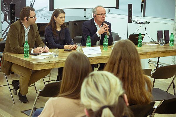 Počas diskusie Poľsko: Vyrovnávanie sa s totalitnou minulosťou vystúpili podpredseda Ústavu národnej pamäti a je riaditeľ Oddelenia pre vyhľadávanie a identifikáciu Krzysztof Szwagrzyk, Marek Hańderek z Oddelenia historického výskumu Ústavu národnej pamäti a zástupkyňa riaditeľa Oddelenia pre vyhľadávanie a identifikáciu v Ústave národnej pamäti Anna Szeląg