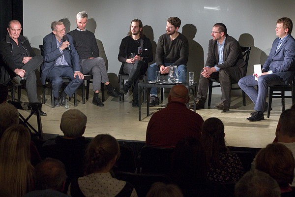 Diskusia po predstavení, zľava dramaturg Peter Kováč, autor predstavenia Ľubomír Feldek, režisér Kamil Žiška, herci Matej Marušin a Richard Autner, scénograf Peter Janků a historik ÚPN František Neupauer