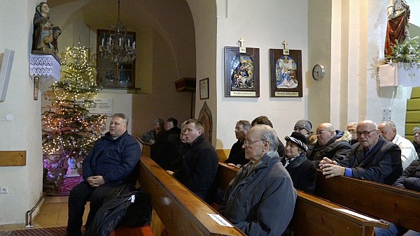 Poslucháči v Kostole Obetovania Pána v jeho rodnej Slovenskej Vsi