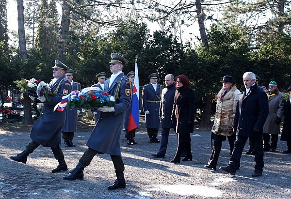 Za Ústav pamäti národa vzdali obetiam komunistického režimu úctu predsedníčka Správnej rady ÚPN Andrea Kluknavská a podpredseda Správnej rady ÚPN Ján Pálffy