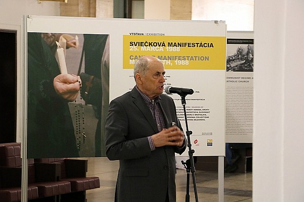 Jeden z organizátorov Sviečkovej manifestácie Ján Čarnogurský počas vernisáže výstavy