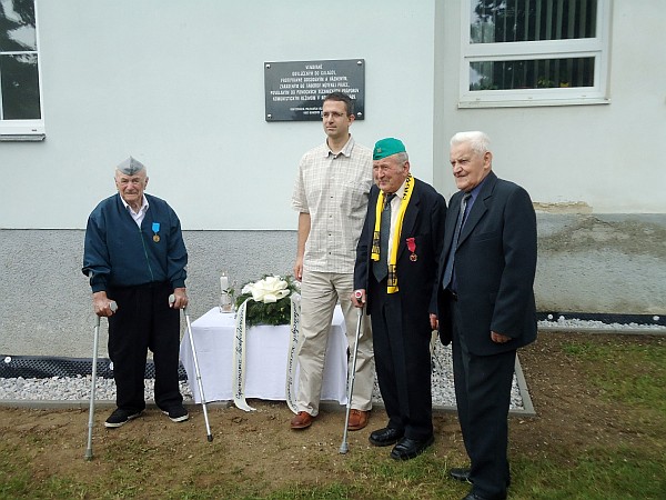 Vľavo na fotografii je Jozef Tekeli, ktorý bol odvlečený do gulagov, druhý sprava je Juraj Jarab, ktorý strávil tri roky v pomocných technických práporoch