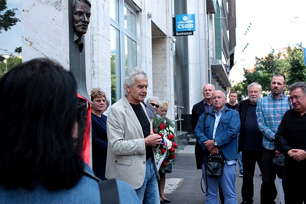 Zamestnanci ÚPN počas pietnej spomienky. Zúčastnili sa jej aj organizátor Sviečkovej manifestácie František Mikloško a jeden zo spoluzakladateľov Verejnosti proti násiliu Peter Zajac