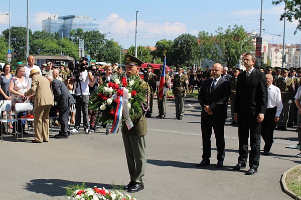 Pamiatku generála Heliodora Píku si za Ústav pamäti národa uctili podpredseda Správnej rady ÚPN Ján Pálffy a historik Jerguš Sivoš