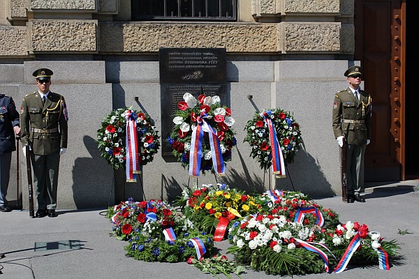Pamätná tabuľa generálovi Heliodorovi Píkovi na budove Generálneho štábu Armády ČR